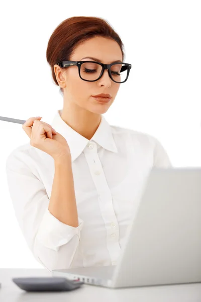 Elegante zakenvrouw lezen haar laptop — Stockfoto