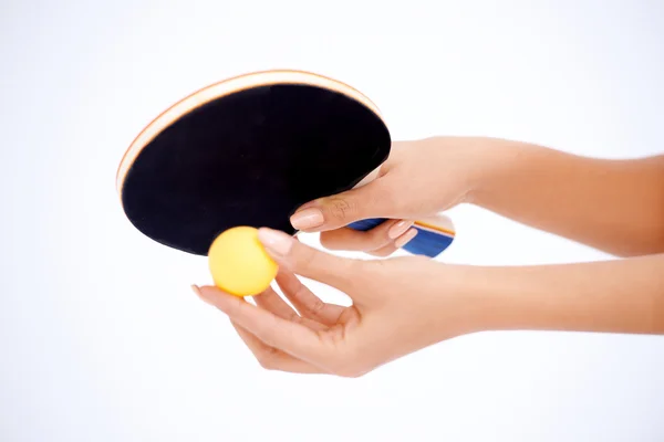 Mani in possesso di razzo da ping pong e palla — Foto Stock