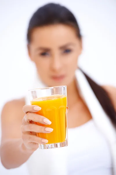 Frau hält Glas mit frischem Orangensaft — Stockfoto