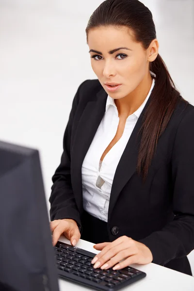 Business woman sitting in front of computer monitor — Stock Photo, Image