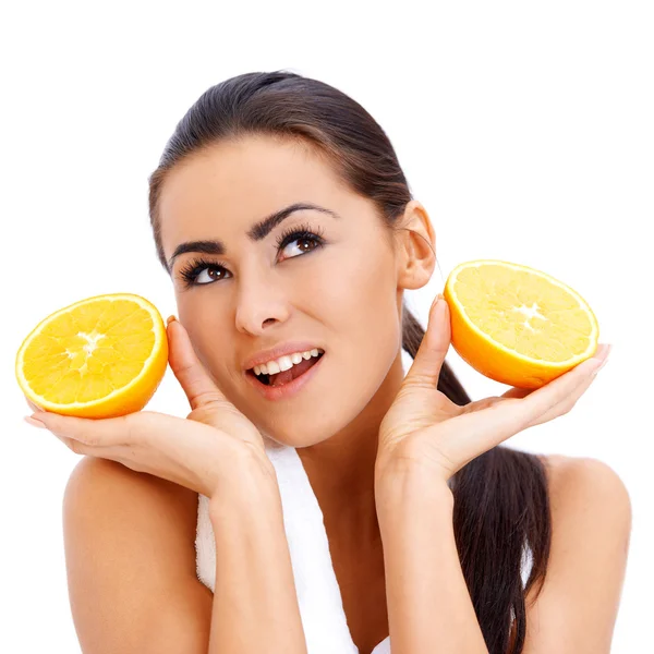 Kvinna med färsk apelsin halfs i hennes händer — Stockfoto
