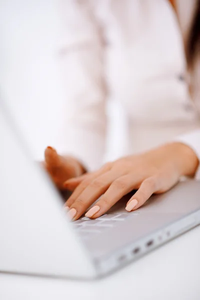 Femme d'affaires tapant sur le clavier de l'ordinateur portable — Photo