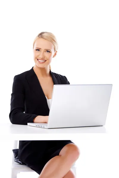 Sorrindo mulher de negócios usando computador portátil — Fotografia de Stock