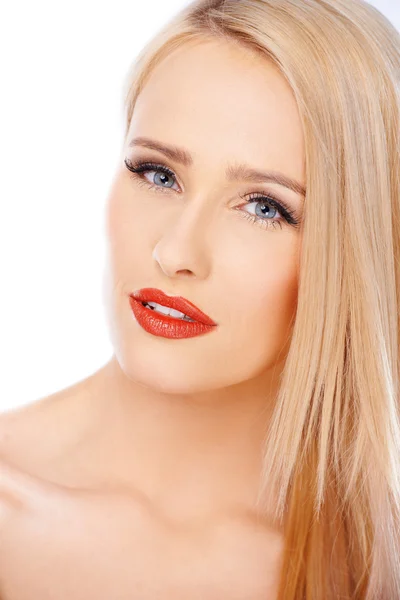 Nahaufnahme Porträt einer natürlichen blonden Frau mit rotem Lippenstift — Stockfoto