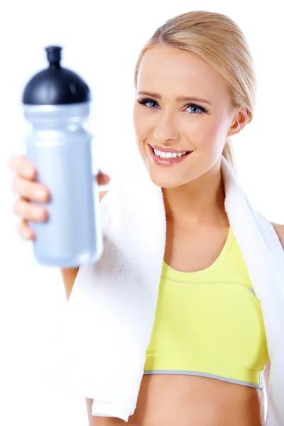 Linda mujer rubia deportiva sosteniendo botella de agua —  Fotos de Stock