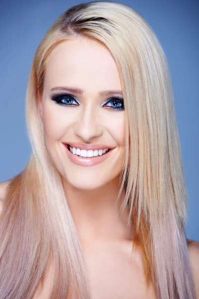 Blond sexy vrouw met rechte lange haren — Stockfoto