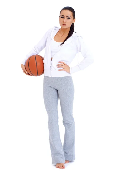 Femme debout et tenant le basket — Photo