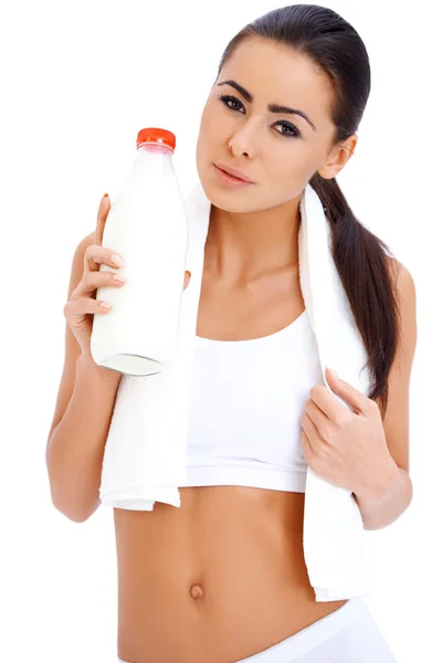 Mulher está segurando garrafa de leite — Fotografia de Stock
