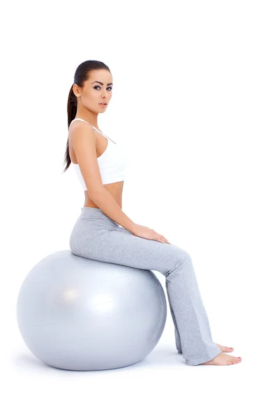 Mulher atlética relaxante na bola de fitness — Fotografia de Stock