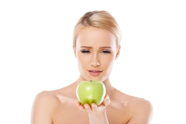 Szczęśliwa i zdrowa kobieta trzyma jabłko — Zdjęcie stockowe