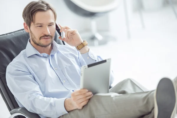 Rilassato uomo d'affari parlando cellulare — Foto Stock