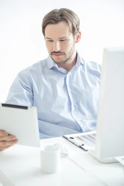 Affärsman kontrollera sitt arbete på tablet — Stockfoto