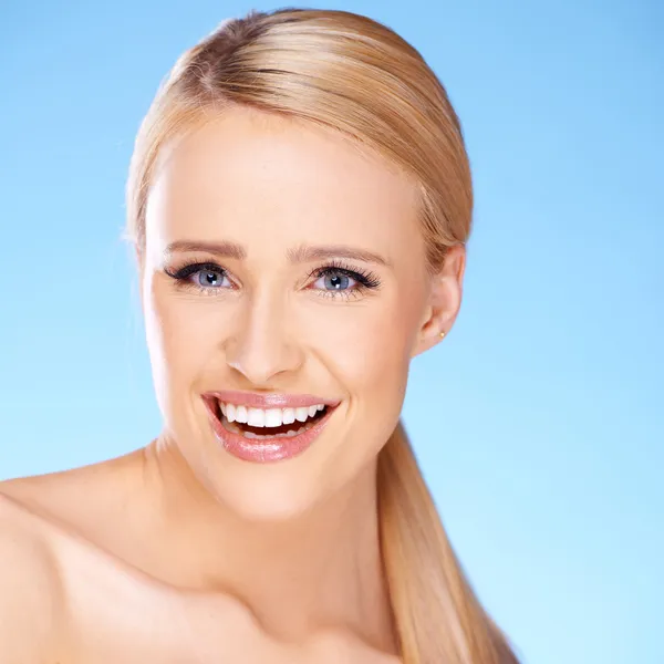 Menina bonita com grande sorriso no azul — Fotografia de Stock