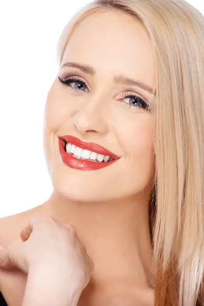 Blonde Frau mit rotem Lippenstift lächelt — Stockfoto