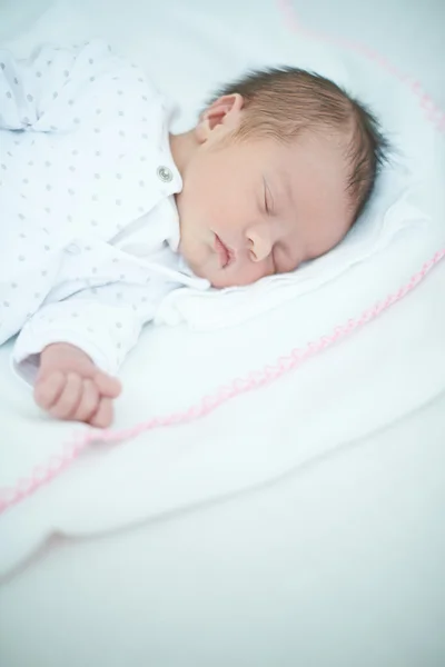 Primer plano del bebé dormido en la cama blanca —  Fotos de Stock