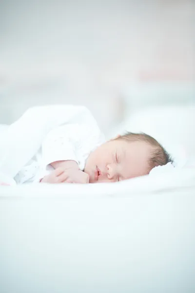 Bambino appena nato sdraiato sul letto bianco — Foto Stock