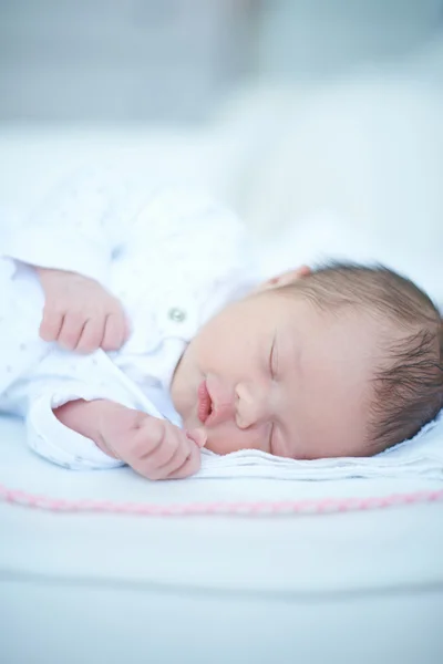 Zoete babymeisje slapen — Stockfoto