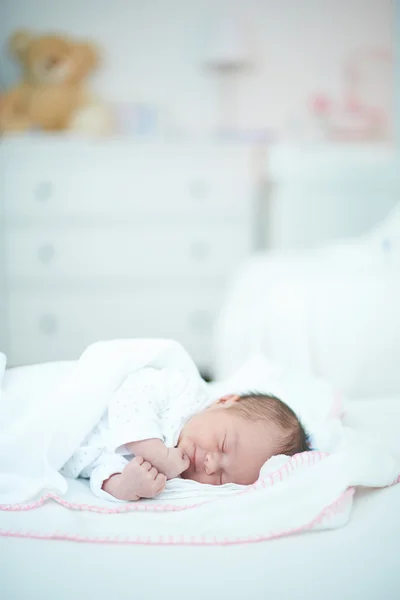 Baby flicka sover i sitt rum — Stockfoto