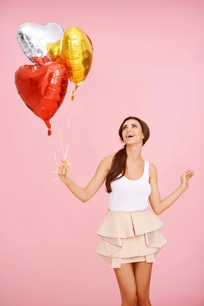 Söt brunett med ballonger — Stockfoto