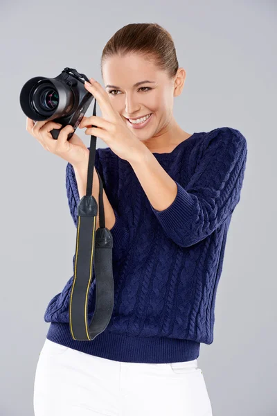 Ευτυχισμένη γυναίκα, κρατώντας μια επαγγελματική φωτογραφική μηχανή — Φωτογραφία Αρχείου