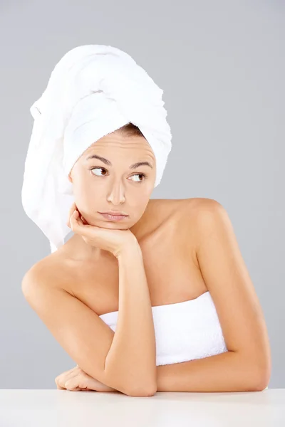 Mooie serene vrouw dragen witte towels handdoeken — Stockfoto