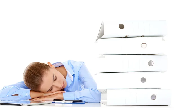 Müde Geschäftsfrau schläft am Schreibtisch — Stockfoto