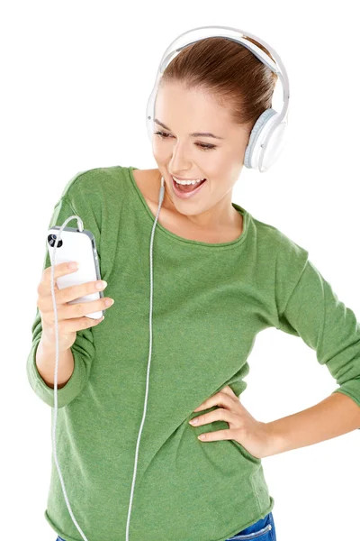 Frau lacht, als sie ihre Musik genießt — Stockfoto