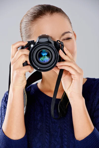 Жіночий фотограф робить фотографію — стокове фото