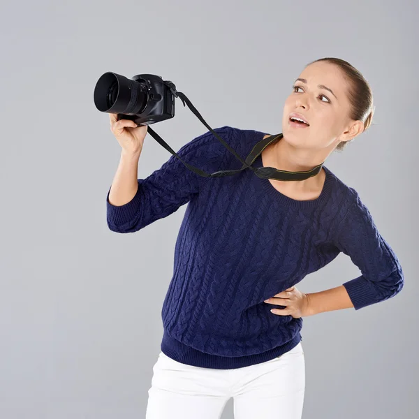 Довольно энергичная молодая женщина-фотограф — стоковое фото