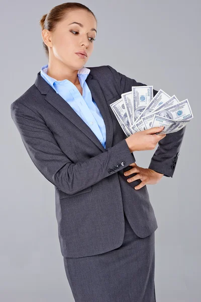 Bir tomar para ile başarılı iş kadını — Stok fotoğraf
