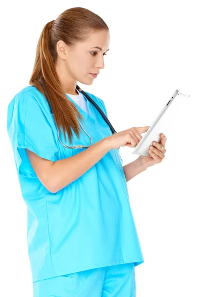 Médico verificando informações em um tablet — Fotografia de Stock
