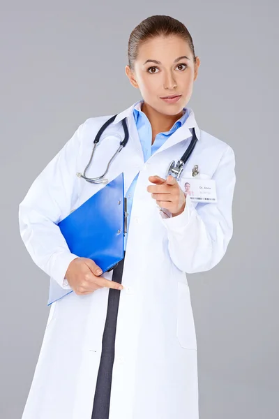 Mujer joven doctora apuntando a la cámara — Foto de Stock