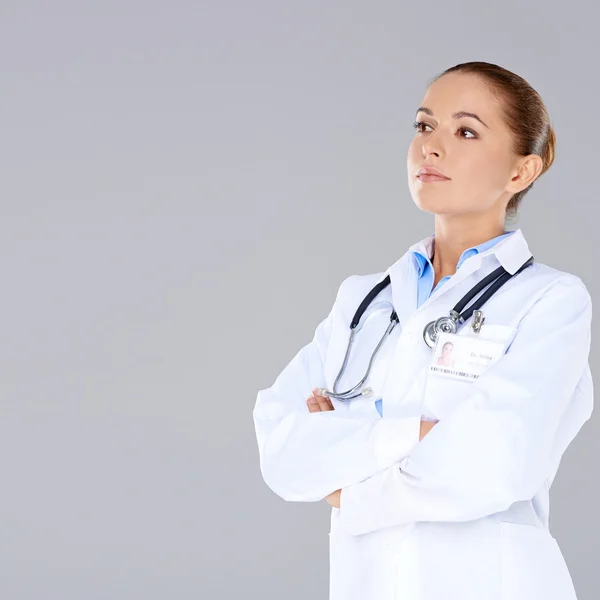 Fiducioso medico donna con le braccia incrociate — Foto Stock