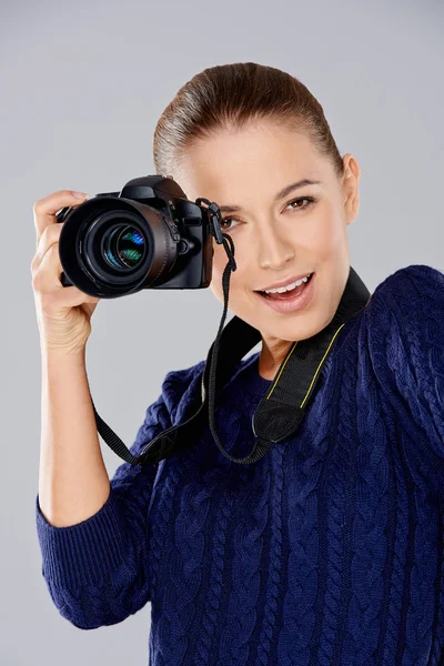 Fotógrafa do sexo feminino tirar uma foto — Fotografia de Stock