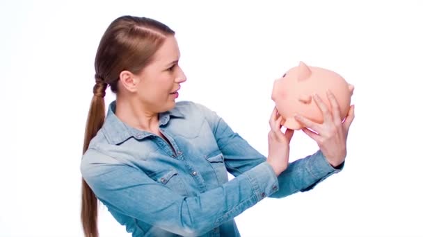 Chica haciendo poses con su alcancía — Vídeos de Stock