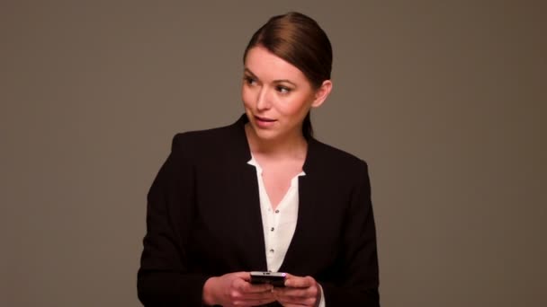 Mujer de negocios escribiendo en su teléfono móvil — Vídeos de Stock