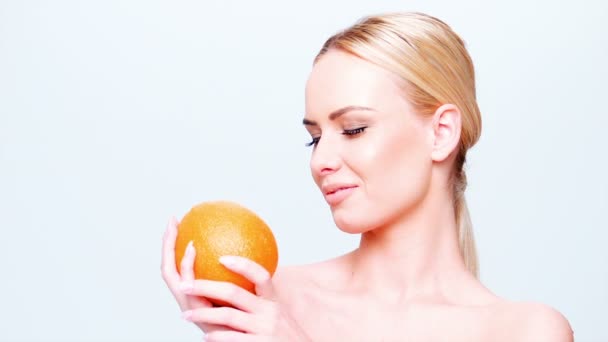 Menina segurando frutas de laranja — Vídeo de Stock