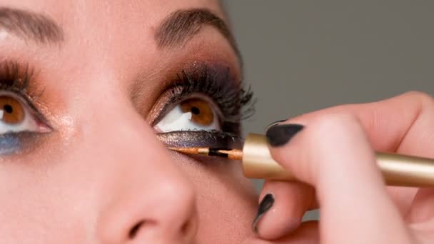 Maskenbildner beim Augen-Make-up — Stockvideo