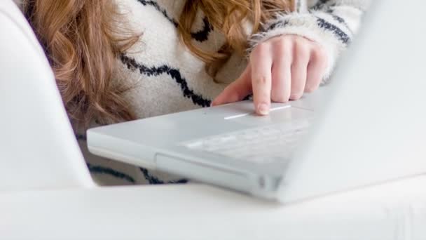 Menina trabalhando no laptop — Vídeo de Stock