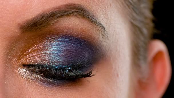 Ragazza con trucco glamour scuro — Video Stock