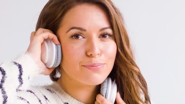 Chica escuchar música en sus auriculares — Vídeos de Stock