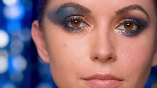 Maquillaje en sus ojos — Vídeos de Stock