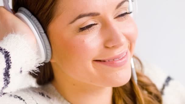 Mujer escuchar música en los auriculares — Vídeos de Stock