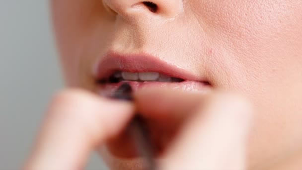 Make-up-Artist macht Lippen — Stockvideo