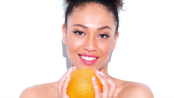 African American woman holding orange — Stock Video