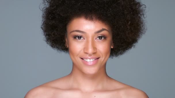 Mulher americana afro penteado — Vídeo de Stock