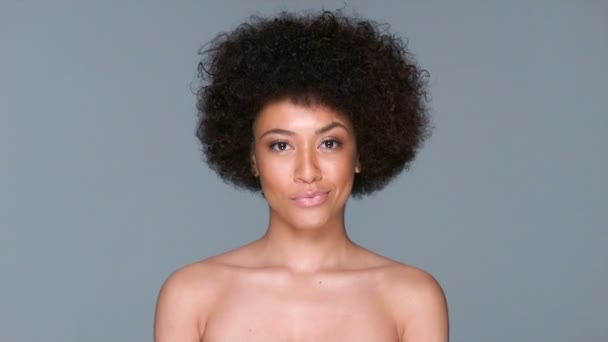 Mujer con un gran pelo afro muy rizado — Vídeo de stock