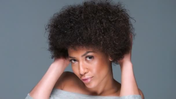 Femme afro-américaine accrochant coiffure — Video