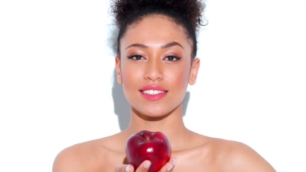 Niña sosteniendo manzana roja — Vídeo de stock