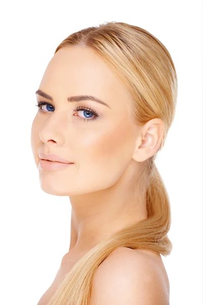 Mooie blonde vrouw met blauwe ogen — Stockfoto